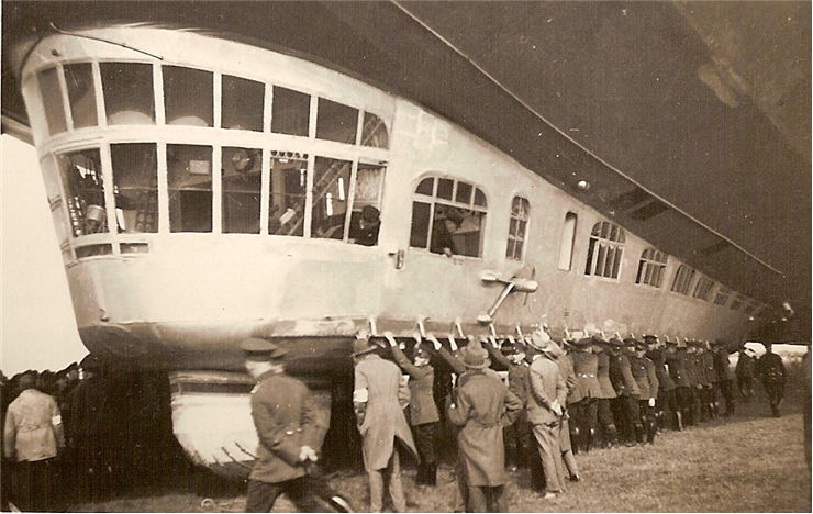 Picture - People holding down Graf Zeppelin LZ 127